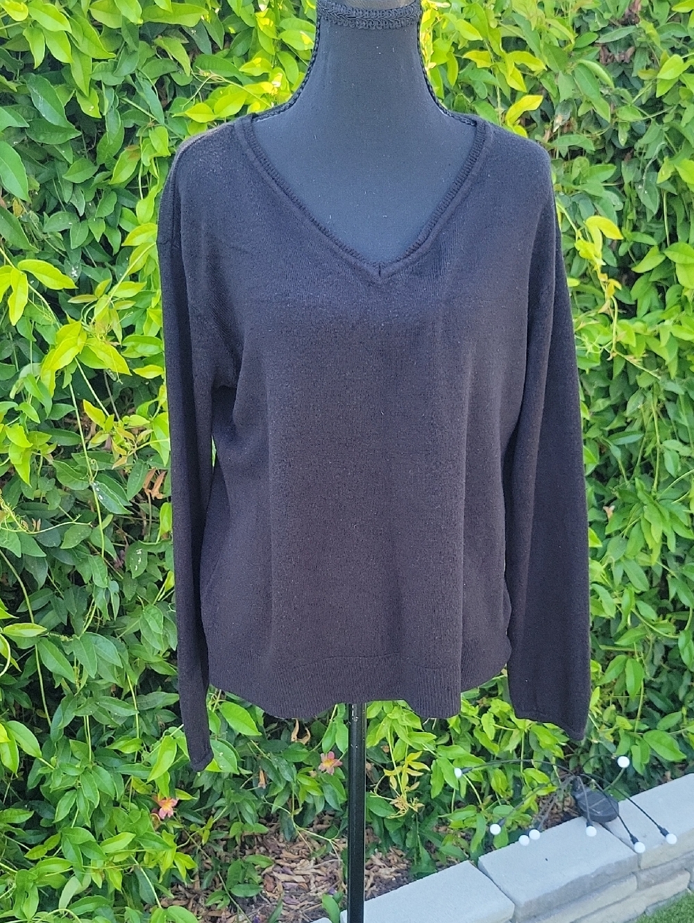 Roz & Ali Black V-Neck Thin Lightweight Sweater